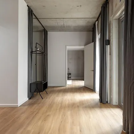 Global Living I Thegraf - East Side Gallery 3* Berlín