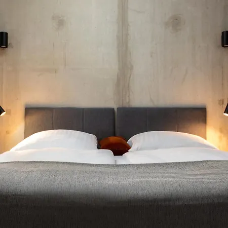 Global Living I Thegraf - East Side Gallery Berlín