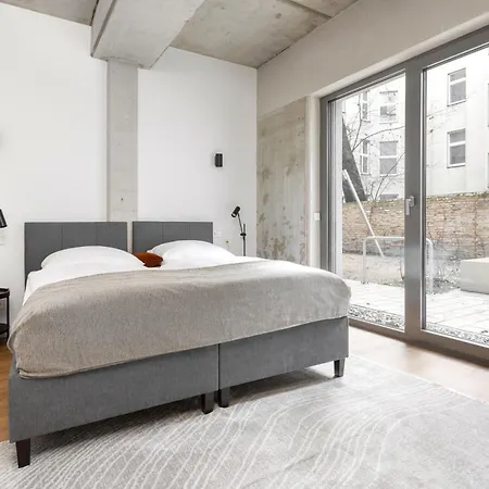 Global Living I Thegraf - East Side Gallery