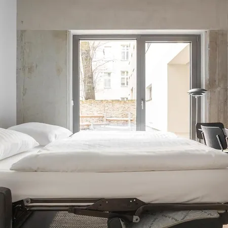 Global Living I Thegraf - East Side Gallery Berlín