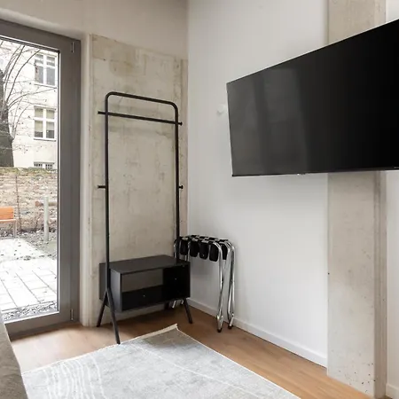 Global Living I Thegraf - East Side Gallery