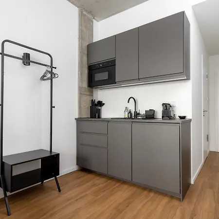 Global Living I Thegraf - East Side Gallery Berlín