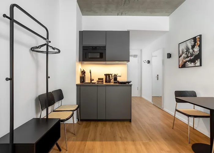 Global Living I Thegraf - East Side Gallery Berlino