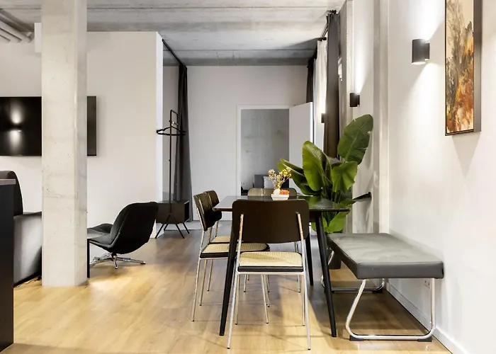 Global Living I Thegraf - East Side Gallery