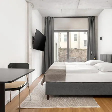 Global Living I Thegraf - East Side Gallery