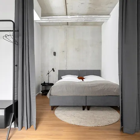 Global Living I Thegraf - East Side Gallery