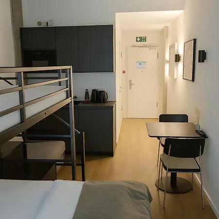 Global Living I Thegraf - East Side Gallery