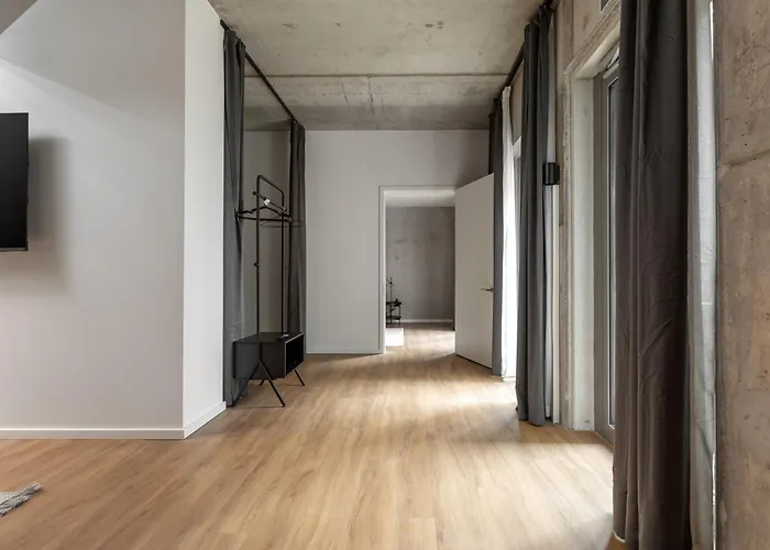 Global Living I Thegraf - East Side Gallery 3* برلين