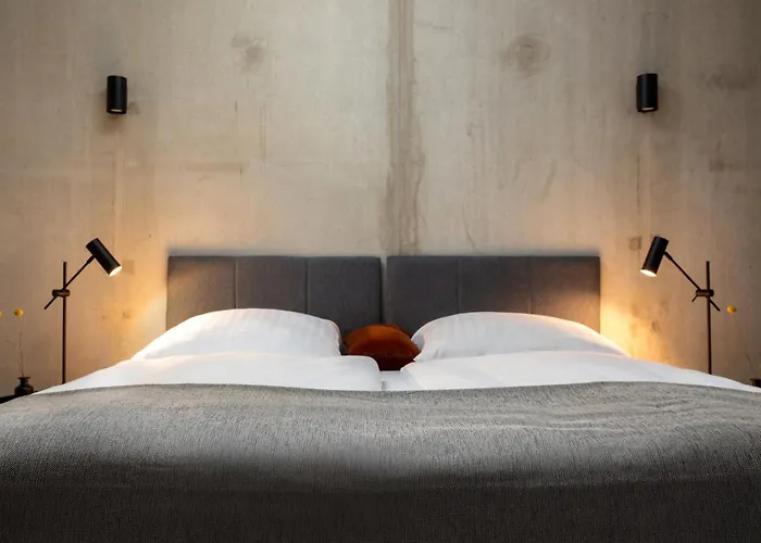 Global Living I Thegraf - East Side Gallery برلين