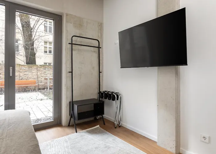 Global Living I Thegraf - East Side Gallery