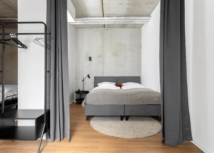 Global Living I Thegraf - East Side Gallery