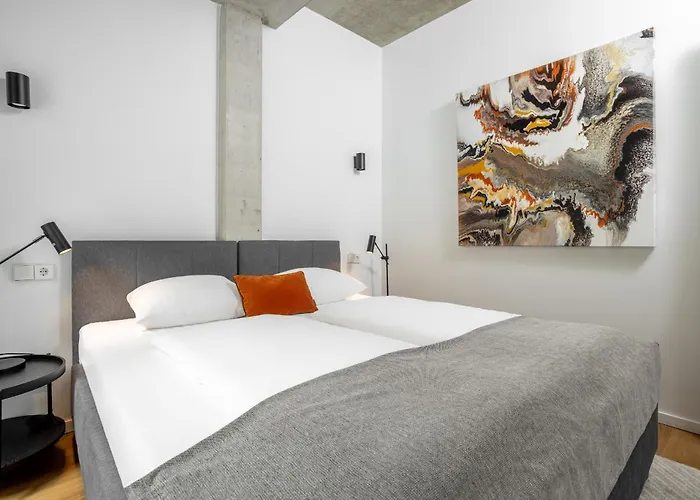 Global Living I Thegraf - East Side Gallery