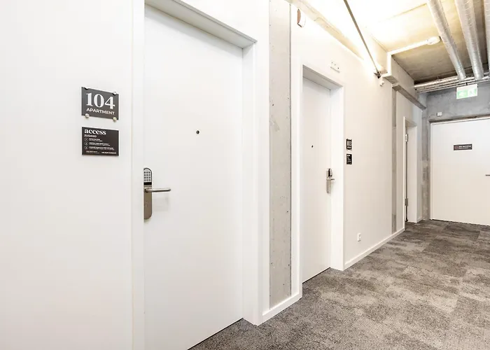 Global Living I Thegraf - East Side Gallery